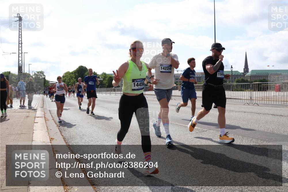 29.06.2025 - hella hamburg halbmarathon Lena Gebhardt http://msf.ph/oto/8386294 29.06.2025 10:02:58 Lombardsbrücke 15963, 3630, 14456, 14224, 1569, 1135, 1138, 1414, 1450, 1482, 1702, 2780, 2782, 2810, 2819, 3225, 3572, 3630, 3919, 4204, 4613, 4665, 4904, 5734, 6208, 6217, 6752, 6815, 6997, 7210, 7211, 7706, 7888, 8003, 8364, 8481, 8483, 8614, 8624, 8662, 8749, 9006, 9439, 9554, 9986, 10128, 10295, 10539, 10824, 11250, 11515, 11702, 11782, 11935, 11968, 12169, 12177, 12422, 12908, 13036, 13474, 13664, 13732, 13857, 13874, 14224 meine-sportfotos.de