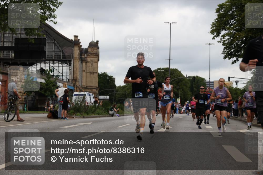 29.06.2025 - hella hamburg halbmarathon Yannick Fuchs http://msf.ph/oto/8386316 29.06.2025 10:55:20 20KM 1823, 2391, 2426, 2591, 4068, 5379, 5613, 5775, 5870, 6674, 7033, 7250, 7757, 8177, 8483, 8531, 9071, 9453, 9611, 9752, 9932, 9984, 10031, 10295, 10882, 11515, 12377, 12787, 12789, 12908, 13064, 13086, 13558, 14628, 15008, 16614, 17181, 17670, 18133 meine-sportfotos.de