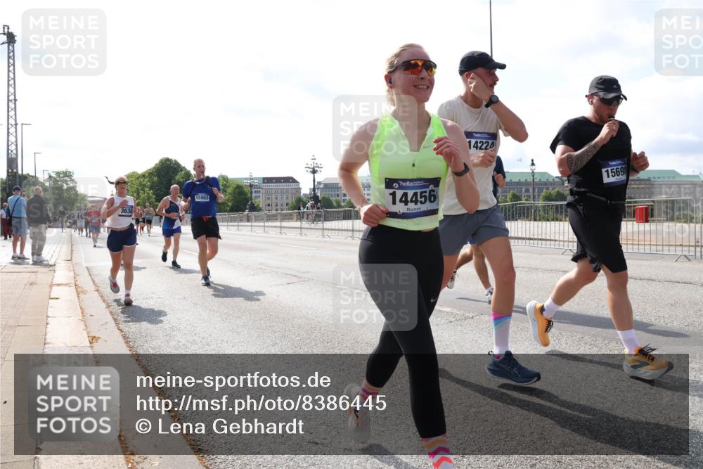 29.06.2025 - hella hamburg halbmarathon Lena Gebhardt http://msf.ph/oto/8386445 29.06.2025 10:02:58 Lombardsbrücke 3630, 15963, 14456, 14224, 15698, 1135, 1138, 1414, 1450, 1482, 1702, 2780, 2782, 2810, 2819, 3225, 3572, 3630, 3919, 4204, 4613, 4665, 4904, 5734, 6208, 6217, 6752, 6815, 6997, 7210, 7211, 7706, 7888, 8003, 8364, 8481, 8483, 8614, 8624, 8662, 8749, 9006, 9439, 9554, 9986, 10128, 10295, 10539, 10824, 11250, 11515, 11702, 11782, 11935, 11968, 12169, 12177, 12422, 12908, 13036, 13474, 13664, 13732, 13857, 13874, 14224 meine-sportfotos.de