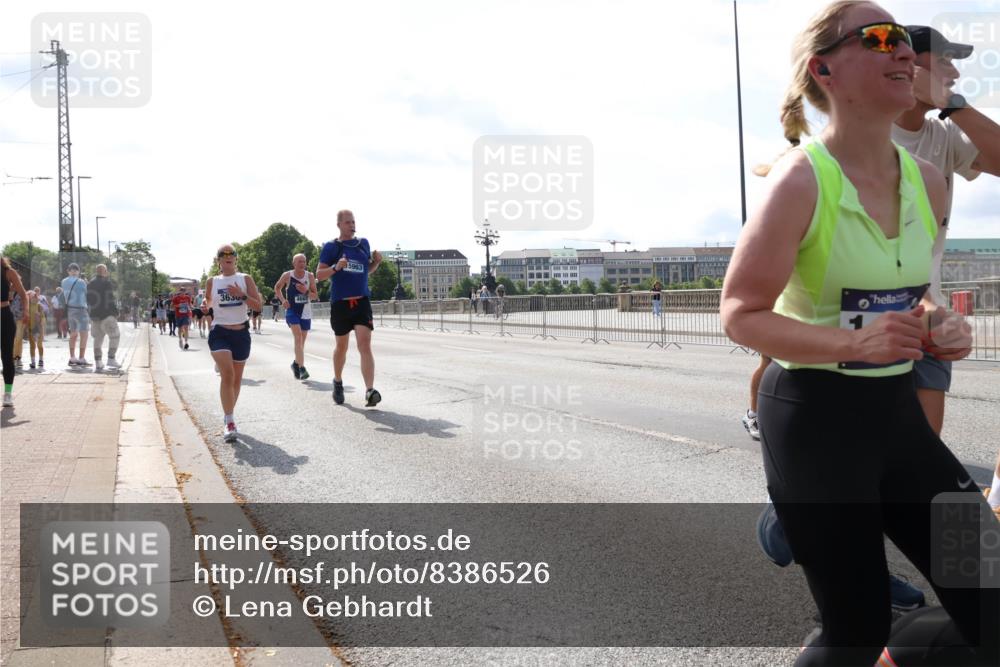 29.06.2025 - hella hamburg halbmarathon Lena Gebhardt http://msf.ph/oto/8386526 29.06.2025 10:02:58 Lombardsbrücke 363, 5963, 1135, 1138, 1414, 1450, 1482, 1702, 2780, 2782, 2810, 2819, 3225, 3572, 3630, 3919, 4204, 4613, 4665, 4904, 5734, 6208, 6217, 6752, 6815, 6997, 7210, 7211, 7706, 7888, 8003, 8364, 8481, 8483, 8614, 8624, 8662, 8749, 9006, 9439, 9554, 9986, 10128, 10295, 10539, 10824, 11250, 11515, 11702, 11782, 11935, 11968, 12169, 12177, 12422, 12908, 13036, 13474, 13664, 13732, 13857, 13874, 14224 meine-sportfotos.de