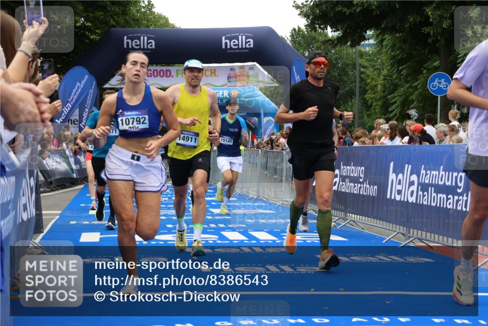 29.06.2025 - hella hamburg halbmarathon Strokosch-Dieckow http://msf.ph/oto/8386543 29.06.2025 10:45:53 Ziel 2189, 3477, 4277, 4345, 6290, 6532, 7385, 8269, 8577, 8871, 10792, 11821, 12084, 14462, 14911, 15149, 16624, 17008, 18185, 19116 meine-sportfotos.de