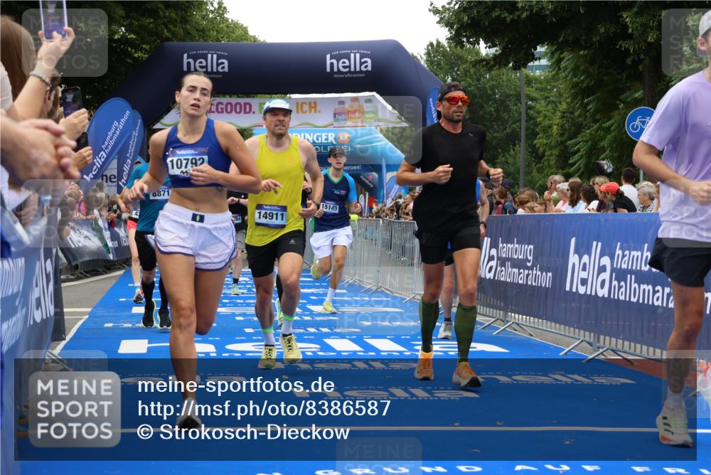 29.06.2025 - hella hamburg halbmarathon Strokosch-Dieckow http://msf.ph/oto/8386587 29.06.2025 10:45:53 Ziel 2189, 3477, 4277, 4345, 6290, 6532, 7385, 8269, 8577, 8871, 10792, 11821, 12084, 14462, 14911, 15149, 16624, 17008, 18185, 19116 meine-sportfotos.de