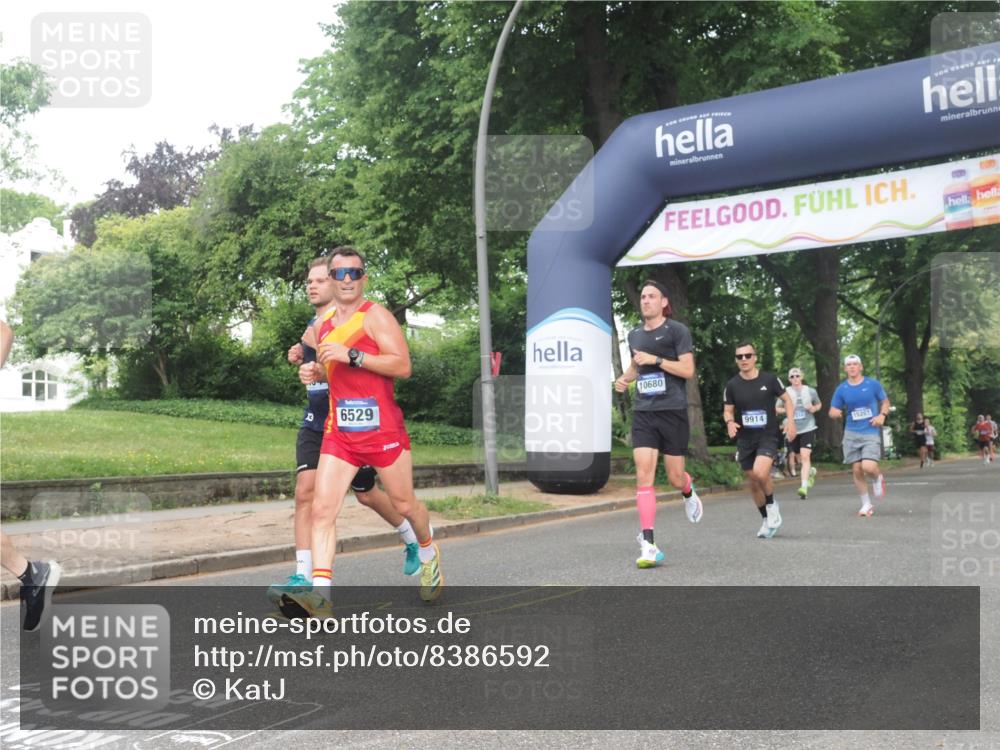 29.06.2025 - hella hamburg halbmarathon KatJ http://msf.ph/oto/8386592 29.06.2025 10:26:03 Zwischen KM18-KM19 2404, 6095, 6529 meine-sportfotos.de