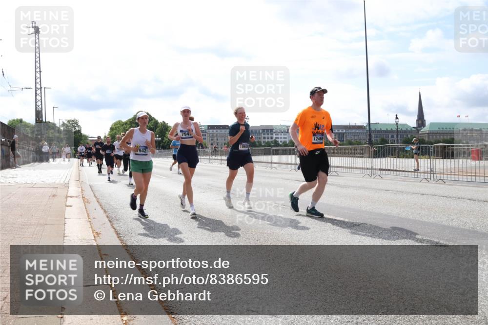 29.06.2025 - hella hamburg halbmarathon Lena Gebhardt http://msf.ph/oto/8386595 29.06.2025 10:15:51 Lombardsbrücke 942, 794, 10608, 12469, 1156, 1308, 1440, 1651, 2071, 2076, 2110, 2165, 2436, 2720, 2989, 3167, 3417, 4007, 4466, 4492, 4494, 4828, 5046, 5069, 5423, 5739, 6376, 6576, 7809, 7897, 7941, 7942, 8169, 8274, 8554, 8746, 8885, 9192, 9307, 9423, 9657, 9675, 9784, 9802, 10107, 10108, 10608, 10775, 10858, 11113, 11303, 11478, 11774, 11783, 11818, 12427, 12457, 12469, 12521, 13179, 13197, 13453, 13500, 13818, 13951, 14413, 14423, 14550, 14552, 15307 meine-sportfotos.de