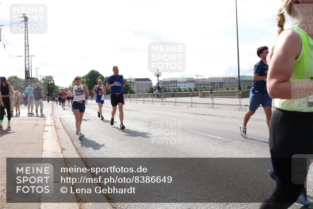 29.06.2025 - hella hamburg halbmarathon Lena Gebhardt http://msf.ph/oto/8386649 29.06.2025 10:02:58 Lombardsbrücke 5963, 3630, 1135, 1138, 1414, 1450, 1482, 1702, 2780, 2782, 2810, 2819, 3225, 3572, 3630, 3919, 4204, 4613, 4665, 4904, 5734, 6208, 6217, 6752, 6815, 6997, 7210, 7211, 7706, 7888, 8003, 8364, 8481, 8483, 8614, 8624, 8662, 8749, 9006, 9439, 9554, 9986, 10128, 10295, 10539, 10824, 11250, 11515, 11702, 11782, 11935, 11968, 12169, 12177, 12422, 12908, 13036, 13474, 13664, 13732, 13857, 13874, 14224 meine-sportfotos.de
