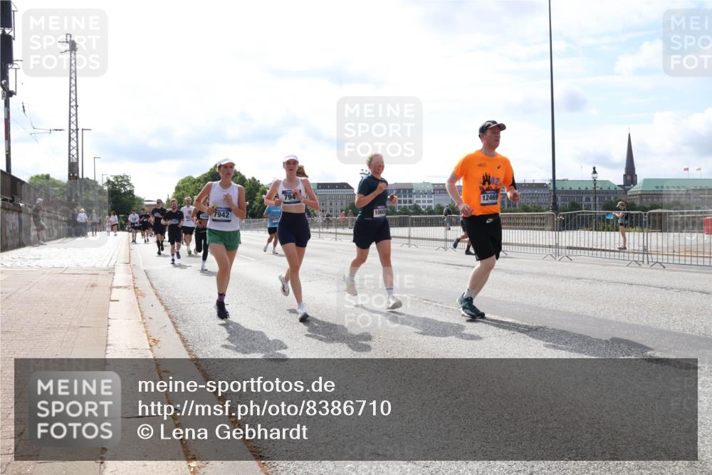 29.06.2025 - hella hamburg halbmarathon Lena Gebhardt http://msf.ph/oto/8386710 29.06.2025 10:15:51 Lombardsbrücke 7942, 794, 10608, 12469, 1156, 1308, 1440, 1651, 2071, 2076, 2110, 2165, 2436, 2720, 2989, 3167, 3417, 4007, 4466, 4492, 4494, 4828, 5046, 5069, 5423, 5739, 6376, 6576, 7809, 7897, 7941, 7942, 8169, 8274, 8554, 8746, 8885, 9192, 9307, 9423, 9657, 9675, 9784, 9802, 10107, 10108, 10608, 10775, 10858, 11113, 11303, 11478, 11774, 11783, 11818, 12427, 12457, 12469, 12521, 13179, 13197, 13453, 13500, 13818, 13951, 14413, 14423, 14550, 14552, 15307 meine-sportfotos.de