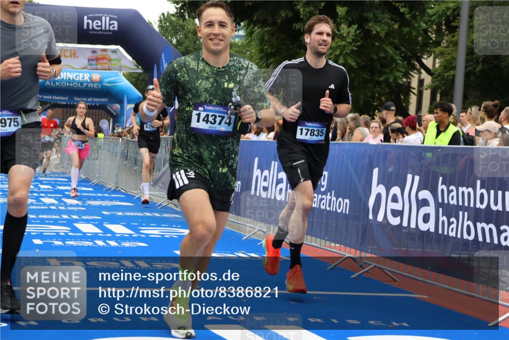29.06.2025 - hella hamburg halbmarathon Strokosch-Dieckow http://msf.ph/oto/8386821 29.06.2025 10:45:46 Ziel 3477, 4345, 4854, 5047, 6071, 6290, 6711, 7385, 10792, 11821, 13975, 14374, 14911, 16617, 16624, 17332, 17835, 18185 meine-sportfotos.de