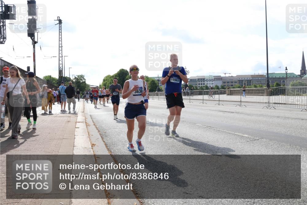 29.06.2025 - hella hamburg halbmarathon Lena Gebhardt http://msf.ph/oto/8386846 29.06.2025 10:02:59 Lombardsbrücke 4204, 3630, 15963, 1135, 1138, 1414, 1450, 1482, 1702, 2780, 2782, 2810, 2819, 3225, 3572, 3630, 3919, 4204, 4613, 4665, 4904, 5734, 6208, 6217, 6752, 6815, 6997, 7210, 7211, 7706, 7888, 8003, 8364, 8481, 8483, 8614, 8624, 8662, 9006, 9439, 9554, 9986, 10128, 10295, 10539, 10824, 11250, 11515, 11702, 11782, 11935, 11968, 12169, 12177, 12422, 12908, 13036, 13474, 13664, 13732, 13857, 13874, 14224 meine-sportfotos.de