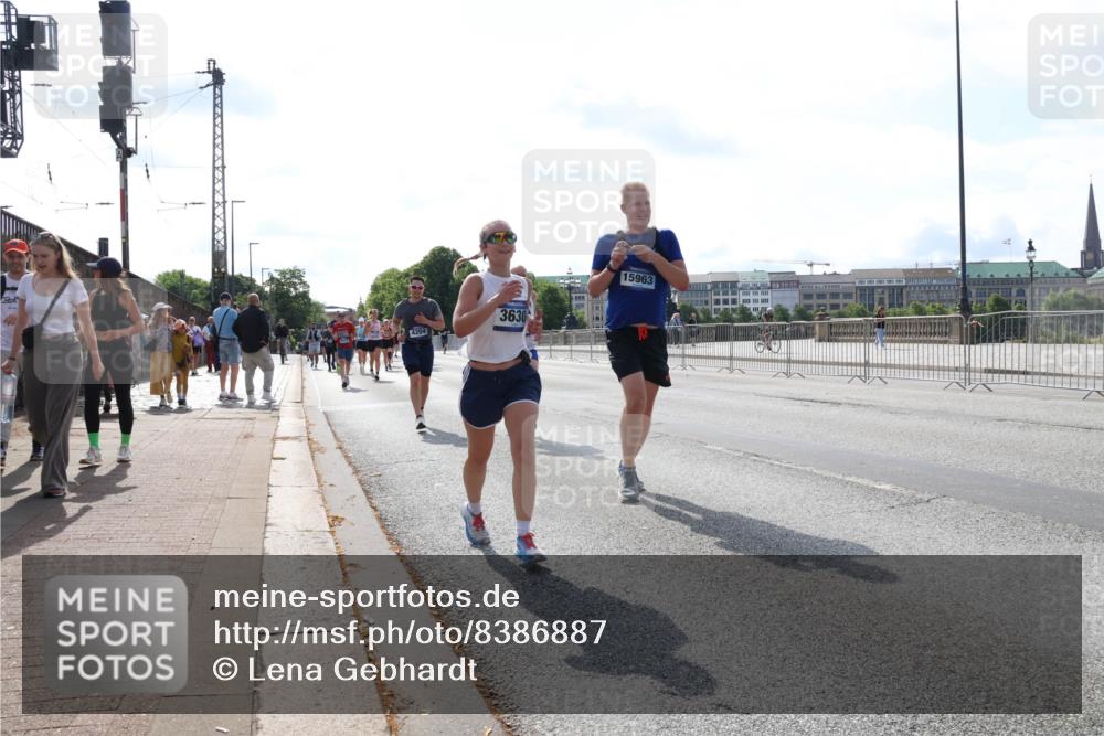 29.06.2025 - hella hamburg halbmarathon Lena Gebhardt http://msf.ph/oto/8386887 29.06.2025 10:02:59 Lombardsbrücke 4204, 3630, 15963, 1135, 1138, 1414, 1450, 1482, 1702, 2780, 2782, 2810, 2819, 3225, 3572, 3630, 3919, 4204, 4613, 4665, 4904, 5734, 6208, 6217, 6752, 6815, 6997, 7210, 7211, 7706, 7888, 8003, 8364, 8481, 8483, 8614, 8624, 8662, 9006, 9439, 9554, 9986, 10128, 10295, 10539, 10824, 11250, 11515, 11702, 11782, 11935, 11968, 12169, 12177, 12422, 12908, 13036, 13474, 13664, 13732, 13857, 13874, 14224 meine-sportfotos.de
