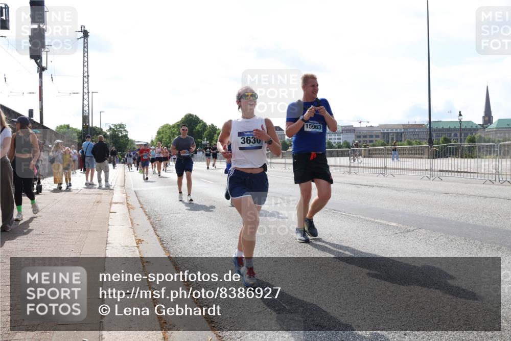29.06.2025 - hella hamburg halbmarathon Lena Gebhardt http://msf.ph/oto/8386927 29.06.2025 10:03:00 Lombardsbrücke 3630, 15963, 1135, 1138, 1414, 1450, 1482, 1702, 2594, 2780, 2782, 2810, 2819, 3225, 3572, 3630, 3919, 4204, 4613, 4665, 4904, 5734, 6208, 6217, 6752, 6815, 6997, 7210, 7211, 7290, 7706, 7888, 7935, 8003, 8364, 8481, 8483, 8614, 8624, 8662, 9006, 9439, 9554, 9986, 10128, 10295, 10539, 10824, 11250, 11515, 11702, 11782, 11935, 11968, 12169, 12177, 12422, 12908, 13036, 13474, 13664, 13732, 13857, 13874, 14224 meine-sportfotos.de