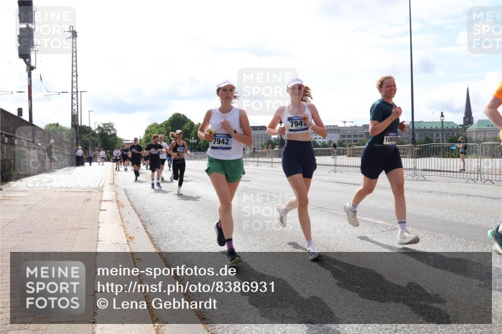 29.06.2025 - hella hamburg halbmarathon Lena Gebhardt http://msf.ph/oto/8386931 29.06.2025 10:15:52 Lombardsbrücke 7942, 794, 10608, 1156, 1308, 1440, 1651, 2071, 2076, 2110, 2165, 2436, 2720, 2803, 2989, 3167, 3417, 4007, 4466, 4492, 4494, 4828, 5046, 5069, 5423, 5739, 6376, 6576, 7897, 7941, 7942, 8169, 8274, 8554, 8746, 8885, 9192, 9307, 9423, 9657, 9675, 9784, 9802, 10107, 10108, 10608, 10775, 10844, 10858, 11113, 11303, 11478, 11774, 11783, 11818, 12427, 12457, 12469, 12521, 13179, 13197, 13818, 13951, 14413, 14423, 14550, 14552, 15307 meine-sportfotos.de