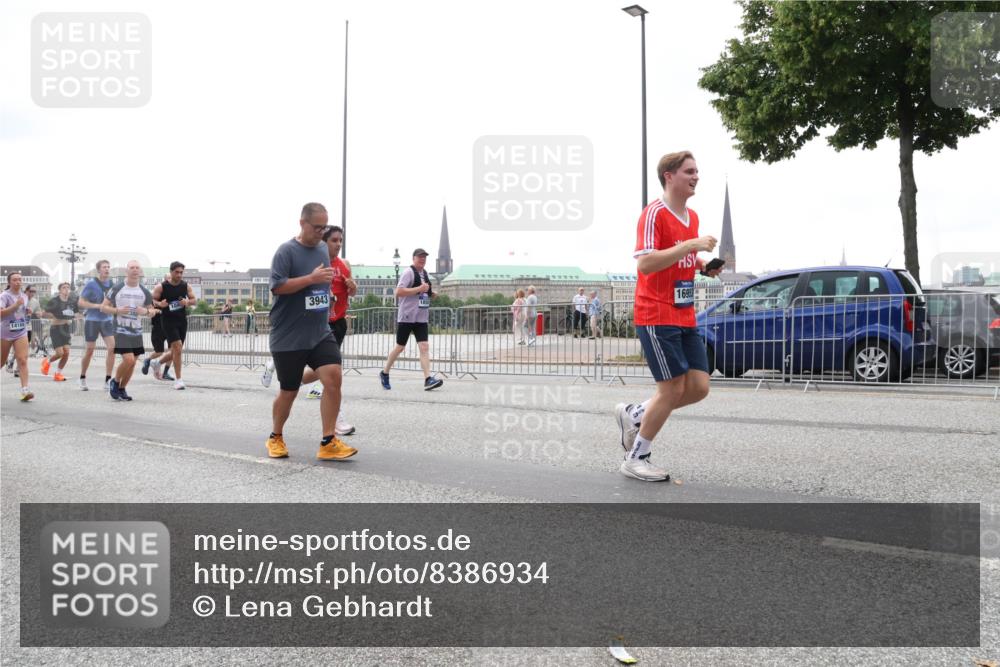 29.06.2025 - hella hamburg halbmarathon Lena Gebhardt http://msf.ph/oto/8386934 29.06.2025 10:49:47 Lombardsbrücke 3943, 14184, 1858, 1693, 1040, 1041, 1487, 1511, 1525, 1625, 1805, 1888, 2067, 2212, 2466, 2527, 2668, 2862, 2997, 3183, 3383, 3943, 4589, 4769, 4809, 4870, 5076, 5106, 5552, 5694, 5749, 5751, 6191, 6694, 6989, 7301, 7305, 7339, 7366, 7650, 7679, 8065, 9015, 9162, 9261, 10333, 10403, 10683, 10704, 11030, 11558, 11631, 11760, 12124, 12388, 13309, 13744, 13764, 14505, 14545, 14692, 15626 meine-sportfotos.de