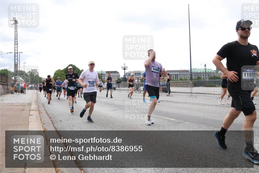 29.06.2025 - hella hamburg halbmarathon Lena Gebhardt http://msf.ph/oto/8386955 29.06.2025 10:40:32 Lombardsbrücke 6076, 6363, 9468, 11973, 1018, 1037, 1075, 1291, 1323, 1691, 2019, 2042, 2109, 2173, 2206, 2254, 2299, 2515, 2572, 2762, 2763, 2866, 3121, 3237, 3293, 3295, 3306, 3432, 3515, 3607, 3694, 3808, 3810, 4044, 4173, 4271, 4411, 4471, 4612, 4756, 4906, 4972, 5059, 5113, 5263, 5351, 5352, 5702, 5975, 6076, 6097, 6163, 6229, 6278, 6280, 6289, 6363, 6463, 6548, 6673, 6750, 6866, 6876, 6890, 6920, 7108, 7174, 7293, 7675, 7850, 7956, 8053, 8054, 8307, 8378, 8391 meine-sportfotos.de