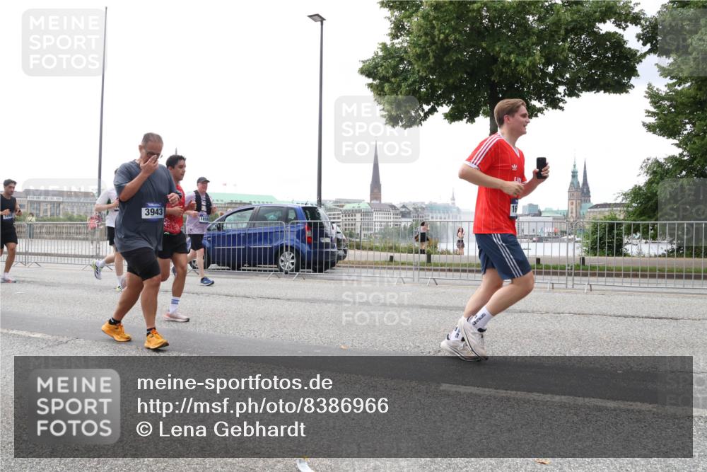 29.06.2025 - hella hamburg halbmarathon Lena Gebhardt http://msf.ph/oto/8386966 29.06.2025 10:49:47 Lombardsbrücke 3943, 1858, 1040, 1041, 1487, 1511, 1525, 1625, 1805, 1888, 2067, 2212, 2466, 2527, 2668, 2862, 2997, 3183, 3383, 3943, 4589, 4769, 4809, 4870, 5076, 5106, 5552, 5694, 5749, 5751, 6191, 6694, 6989, 7301, 7305, 7339, 7366, 7650, 7679, 8065, 9015, 9162, 9261, 10333, 10403, 10683, 10704, 11030, 11558, 11631, 11760, 12124, 12388, 13309, 13744, 13764, 14505, 14545, 14692, 15626 meine-sportfotos.de