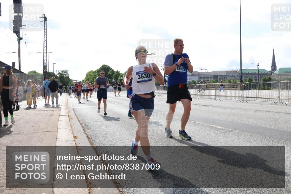 29.06.2025 - hella hamburg halbmarathon Lena Gebhardt http://msf.ph/oto/8387009 29.06.2025 10:03:00 Lombardsbrücke 3630, 15963, 1135, 1138, 1414, 1450, 1482, 1702, 2594, 2780, 2782, 2810, 2819, 3225, 3572, 3630, 3919, 4204, 4613, 4665, 4904, 5734, 6208, 6217, 6752, 6815, 6997, 7210, 7211, 7290, 7706, 7888, 7935, 8003, 8364, 8481, 8483, 8614, 8624, 8662, 9006, 9439, 9554, 9986, 10128, 10295, 10539, 10824, 11250, 11515, 11702, 11782, 11935, 11968, 12169, 12177, 12422, 12908, 13036, 13474, 13664, 13732, 13857, 13874, 14224 meine-sportfotos.de