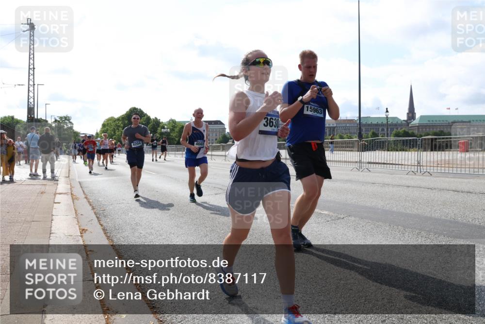 29.06.2025 - hella hamburg halbmarathon Lena Gebhardt http://msf.ph/oto/8387117 29.06.2025 10:03:00 Lombardsbrücke 4204, 4665, 3630, 15963, 1135, 1138, 1414, 1450, 1482, 1702, 2594, 2780, 2782, 2810, 2819, 3225, 3572, 3630, 3919, 4204, 4613, 4665, 4904, 5734, 6208, 6217, 6752, 6815, 6997, 7210, 7211, 7290, 7706, 7888, 7935, 8003, 8364, 8481, 8483, 8614, 8624, 8662, 9006, 9439, 9554, 9986, 10128, 10295, 10539, 10824, 11250, 11515, 11702, 11782, 11935, 11968, 12169, 12177, 12422, 12908, 13036, 13474, 13664, 13732, 13857, 13874, 14224 meine-sportfotos.de