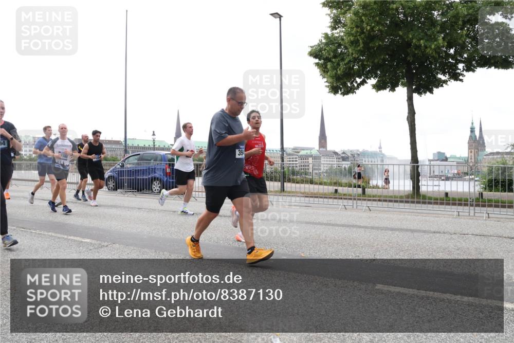 29.06.2025 - hella hamburg halbmarathon Lena Gebhardt http://msf.ph/oto/8387130 29.06.2025 10:49:48 Lombardsbrücke 4, 394, 1040, 1041, 1487, 1511, 1625, 1805, 1888, 2067, 2212, 2466, 2527, 2668, 2862, 2997, 3183, 3383, 3943, 4589, 4769, 4870, 5076, 5106, 5552, 5694, 5749, 5751, 6191, 6694, 7301, 7305, 7339, 7366, 7650, 7679, 8065, 9015, 9162, 9261, 9940, 10333, 10403, 10683, 10704, 11030, 11558, 11631, 11760, 12124, 12388, 13309, 13381, 13744, 13764, 14505, 14545, 14692, 15626 meine-sportfotos.de