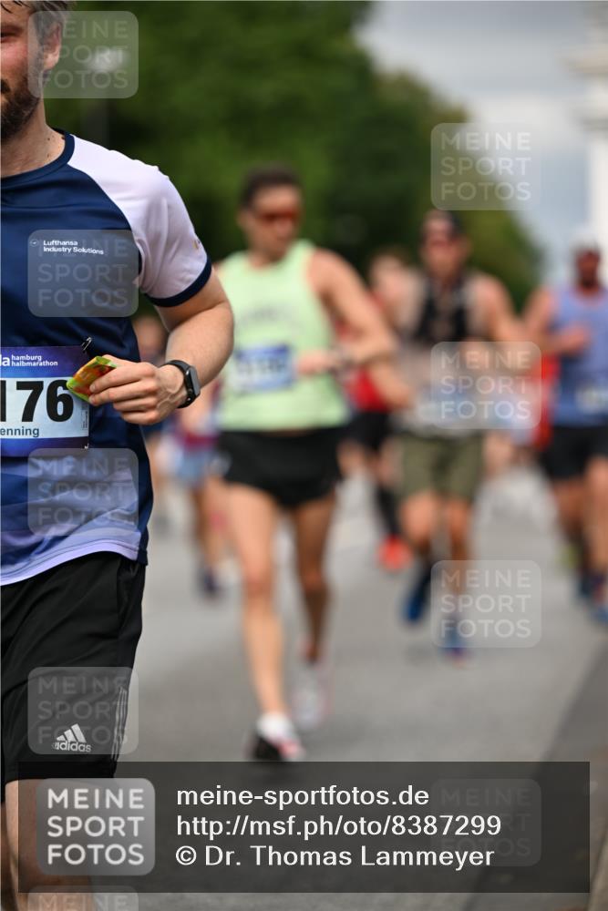 29.06.2025 - hella hamburg halbmarathon Dr. Thomas Lammeyer http://msf.ph/oto/8387299 29.06.2025 10:20:34 Kennedybrücke 1244, 1599, 2165, 2347, 2803, 2912, 3023, 3030, 3134, 3156, 3176, 3484, 3648, 3687, 4478, 4637, 5036, 6024, 6742, 6935, 7158, 7358, 7753, 7792, 7924, 8263, 8295, 8317, 8597, 8645, 8707, 8847, 8857, 9091, 9332, 9492, 9628, 9664, 9676, 9802, 9810, 9891, 10076, 10107, 10139, 10141, 10183, 10575, 11236, 11344, 11345, 11428 meine-sportfotos.de