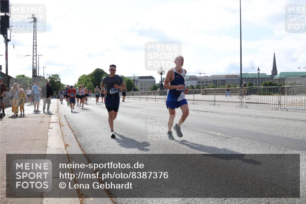 29.06.2025 - hella hamburg halbmarathon Lena Gebhardt http://msf.ph/oto/8387376 29.06.2025 10:03:01 Lombardsbrücke 4204, 1135, 1138, 1414, 1450, 1482, 1702, 2594, 2780, 2782, 2810, 2819, 3225, 3572, 3630, 3919, 4204, 4613, 4665, 4904, 5734, 6208, 6217, 6752, 6815, 6997, 7210, 7211, 7290, 7706, 7888, 7935, 8003, 8364, 8481, 8483, 8614, 8624, 8662, 9006, 9439, 9986, 10128, 10295, 10539, 10824, 11250, 11515, 11702, 11782, 11935, 11968, 12169, 12177, 12212, 12422, 12908, 13036, 13474, 13664, 13732, 13857, 13874, 14224 meine-sportfotos.de