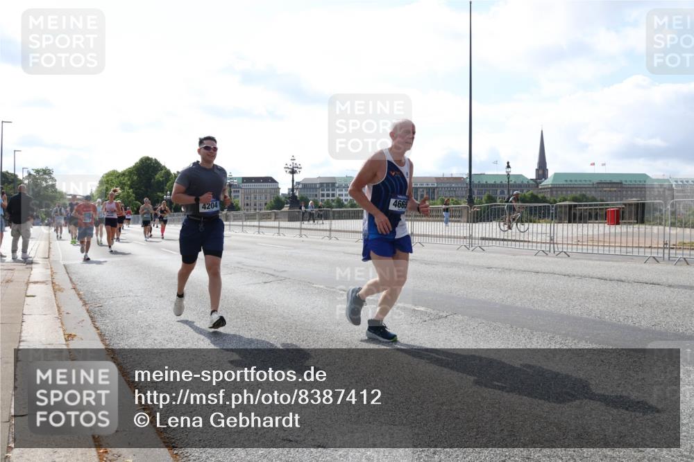 29.06.2025 - hella hamburg halbmarathon Lena Gebhardt http://msf.ph/oto/8387412 29.06.2025 10:03:01 Lombardsbrücke 4204, 4665, 1135, 1138, 1414, 1450, 1482, 1702, 2594, 2780, 2782, 2810, 2819, 3225, 3572, 3630, 3919, 4204, 4613, 4665, 4904, 5734, 6208, 6217, 6752, 6815, 6997, 7210, 7211, 7290, 7706, 7888, 7935, 8003, 8364, 8481, 8483, 8614, 8624, 8662, 9006, 9439, 9986, 10128, 10295, 10539, 10824, 11250, 11515, 11702, 11782, 11935, 11968, 12169, 12177, 12212, 12422, 12908, 13036, 13474, 13664, 13732, 13857, 13874, 14224 meine-sportfotos.de