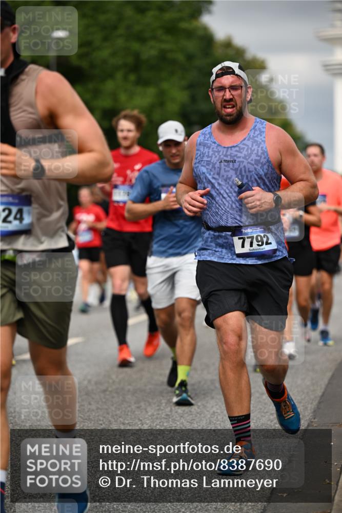 29.06.2025 - hella hamburg halbmarathon Dr. Thomas Lammeyer http://msf.ph/oto/8387690 29.06.2025 10:20:37 Kennedybrücke 1244, 1599, 1602, 1825, 2165, 2347, 2803, 2912, 3023, 3030, 3088, 3134, 3156, 3176, 3484, 3648, 3687, 4478, 4637, 5036, 6024, 6742, 6935, 7158, 7358, 7753, 7792, 7924, 7928, 8263, 8295, 8317, 8597, 8619, 8645, 8707, 8847, 8857, 9091, 9332, 9492, 9628, 9664, 9676, 9810, 9891, 10076, 10139, 10141, 10575, 11236, 11344, 11345, 11410, 11428 meine-sportfotos.de