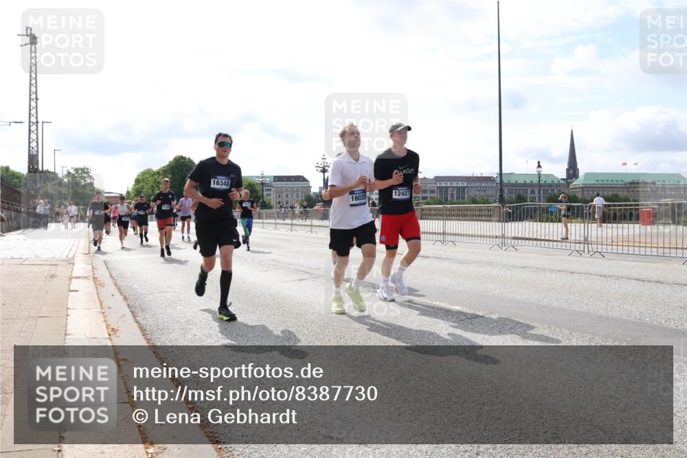 29.06.2025 - hella hamburg halbmarathon Lena Gebhardt http://msf.ph/oto/8387730 29.06.2025 10:15:56 Lombardsbrücke 16348, 16020, 12427, 1156, 1308, 1440, 1651, 2071, 2076, 2110, 2165, 2436, 2803, 2835, 2989, 3167, 3417, 4007, 4466, 4492, 4494, 4828, 5046, 5069, 5423, 5739, 6376, 6576, 7897, 7941, 7942, 8169, 8274, 8554, 8746, 8885, 9192, 9601, 9657, 9675, 9784, 9802, 10107, 10108, 10292, 10608, 10775, 10844, 10990, 11113, 11303, 11478, 11774, 11783, 11818, 12427, 12469, 13179, 13818, 13951, 14413, 14423, 14550, 14552, 15307 meine-sportfotos.de