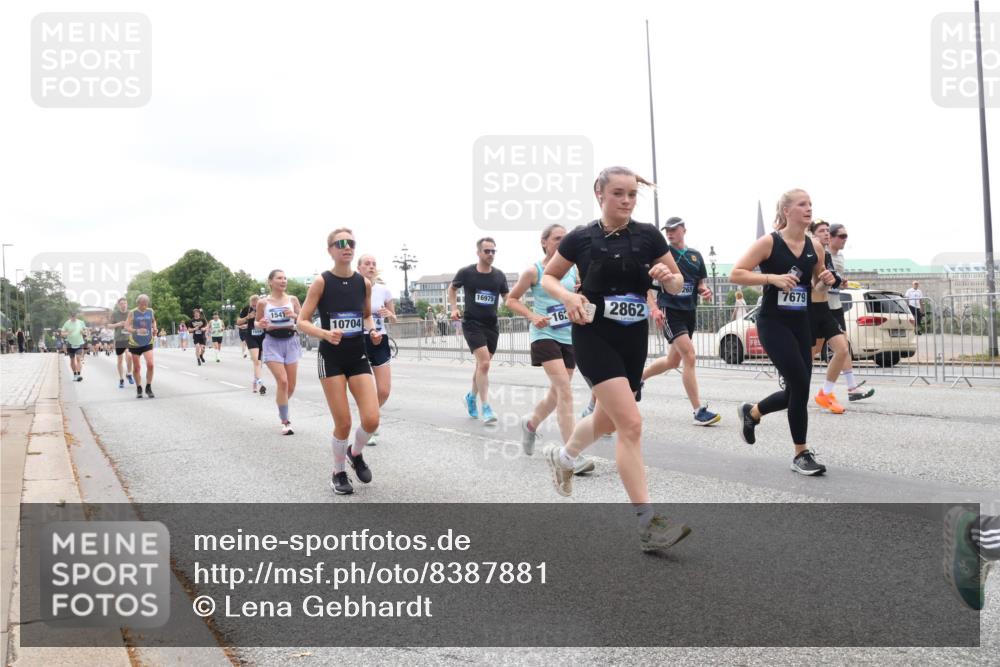 29.06.2025 - hella hamburg halbmarathon Lena Gebhardt http://msf.ph/oto/8387881 29.06.2025 10:49:50 Lombardsbrücke 1541, 10704, 16975, 162, 2862, 7679, 1040, 1041, 1487, 1511, 1625, 1805, 1888, 2212, 2466, 2668, 2862, 2997, 3183, 3383, 3943, 4090, 4769, 4870, 5076, 5106, 5552, 5694, 5749, 5751, 6191, 6694, 7301, 7305, 7339, 7366, 7650, 7679, 8065, 8254, 9015, 9162, 9261, 9940, 10333, 10403, 10683, 10704, 11030, 11558, 11631, 11760, 12124, 12388, 13309, 13381, 13744, 13764, 14505, 14545, 14692, 15626 meine-sportfotos.de