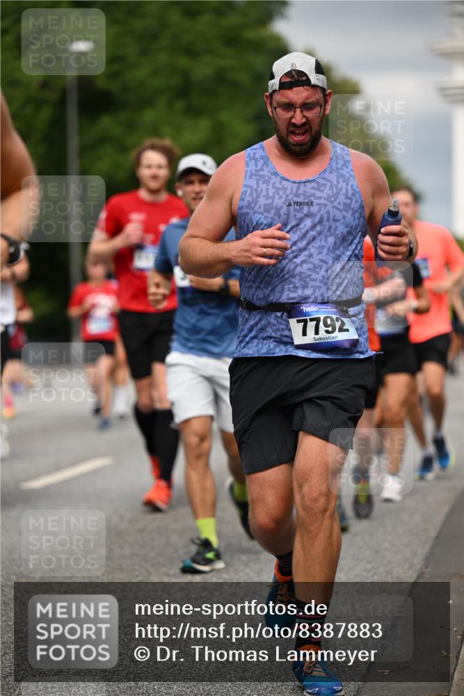 29.06.2025 - hella hamburg halbmarathon Dr. Thomas Lammeyer http://msf.ph/oto/8387883 29.06.2025 10:20:37 Kennedybrücke 1244, 1599, 1602, 1825, 2165, 2347, 2803, 2912, 3023, 3030, 3088, 3134, 3156, 3176, 3484, 3648, 3687, 4478, 4637, 5036, 6024, 6742, 6935, 7158, 7358, 7753, 7792, 7924, 7928, 8263, 8295, 8317, 8597, 8619, 8645, 8707, 8847, 8857, 9091, 9332, 9492, 9628, 9664, 9676, 9810, 9891, 10076, 10139, 10141, 10575, 11236, 11344, 11345, 11410, 11428 meine-sportfotos.de