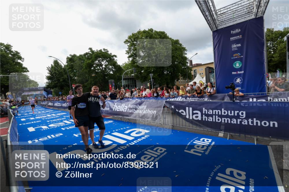 29.06.2025 - hella hamburg halbmarathon Zöllner http://msf.ph/oto/8398521 29.06.2025 10:35:48 Ziel 12462, 12899, 16119 meine-sportfotos.de
