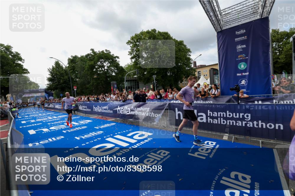 29.06.2025 - hella hamburg halbmarathon Zöllner http://msf.ph/oto/8398598 29.06.2025 10:35:51 Ziel 3843, 13252, 15161, 16119 meine-sportfotos.de