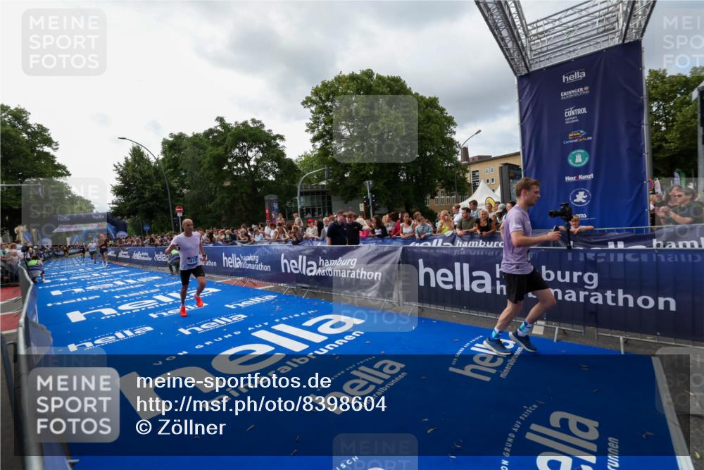 29.06.2025 - hella hamburg halbmarathon Zöllner http://msf.ph/oto/8398604 29.06.2025 10:35:51 Ziel 3843, 13252, 15161, 16119 meine-sportfotos.de