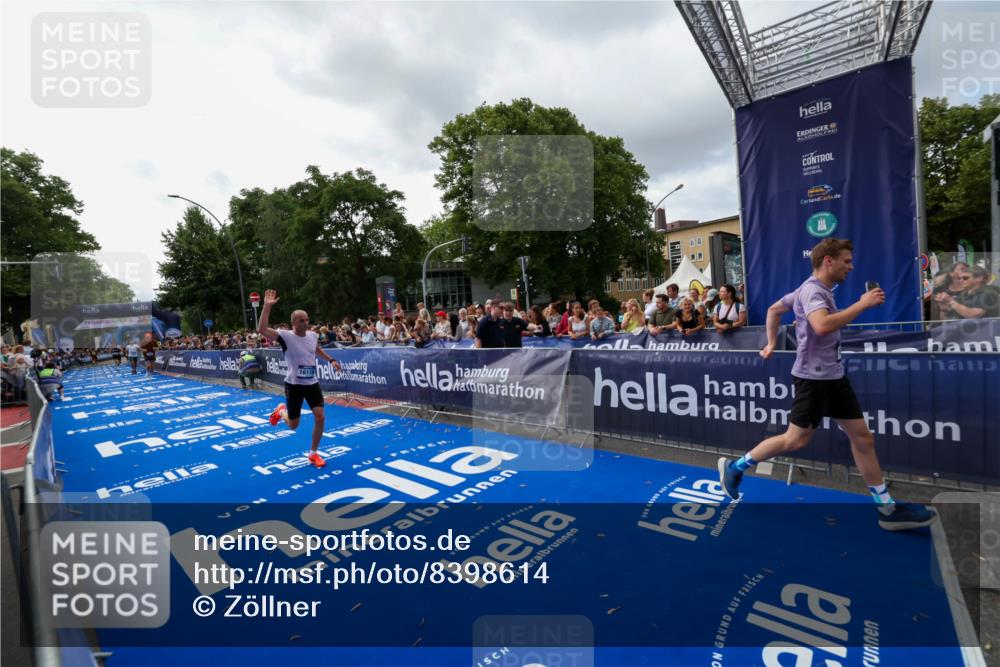 29.06.2025 - hella hamburg halbmarathon Zöllner http://msf.ph/oto/8398614 29.06.2025 10:35:51 Ziel 3843, 13252, 15161, 16119 meine-sportfotos.de