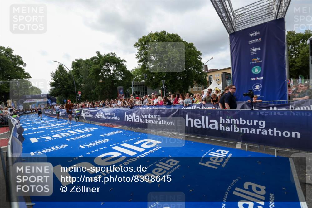 29.06.2025 - hella hamburg halbmarathon Zöllner http://msf.ph/oto/8398645 29.06.2025 10:35:54 Ziel 3843, 13252, 15161 meine-sportfotos.de