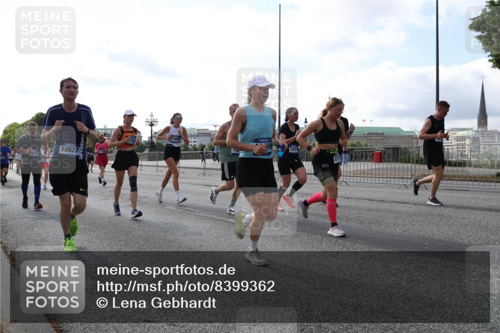 29.06.2025 - hella hamburg halbmarathon Lena Gebhardt http://msf.ph/oto/8399362 29.06.2025 10:03:08 Lombardsbrücke 614, 18827, 144, 13664, 59, 1414, 1114, 1135, 1138, 1414, 1450, 1482, 2594, 2619, 2780, 2782, 2810, 3572, 3630, 3919, 4204, 4511, 4613, 4665, 4904, 5734, 6208, 6217, 6453, 6752, 6815, 6997, 7210, 7211, 7290, 7706, 7935, 8364, 8481, 8483, 8614, 8624, 9006, 9439, 9453, 10128, 10824, 11250, 11515, 11556, 11935, 11968, 12169, 12177, 12211, 12212, 12422, 12843, 12908, 13036, 13474, 13664, 13732, 13857, 13874, 14224, 18028 meine-sportfotos.de