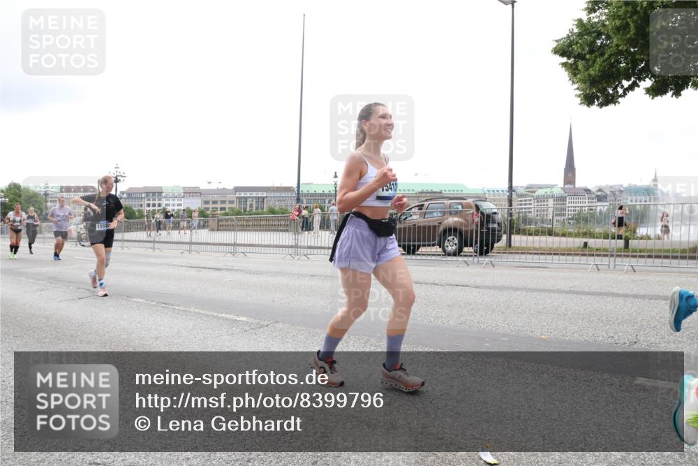 29.06.2025 - hella hamburg halbmarathon Lena Gebhardt http://msf.ph/oto/8399796 29.06.2025 10:49:53 Lombardsbrücke 1558, 5412, 1040, 1041, 1487, 1511, 1625, 1805, 1888, 2212, 2466, 2668, 2862, 2997, 3183, 3383, 3701, 3943, 4090, 4769, 4870, 5076, 5552, 5694, 5749, 5751, 6191, 6694, 7305, 7339, 7366, 7650, 7679, 7721, 7722, 8065, 8254, 9015, 9162, 9261, 9605, 9940, 10060, 10403, 10617, 10683, 10704, 11030, 11558, 11631, 11760, 12124, 12388, 13127, 13128, 13309, 13381, 13744, 13764, 14505, 14545, 14692, 15626 meine-sportfotos.de