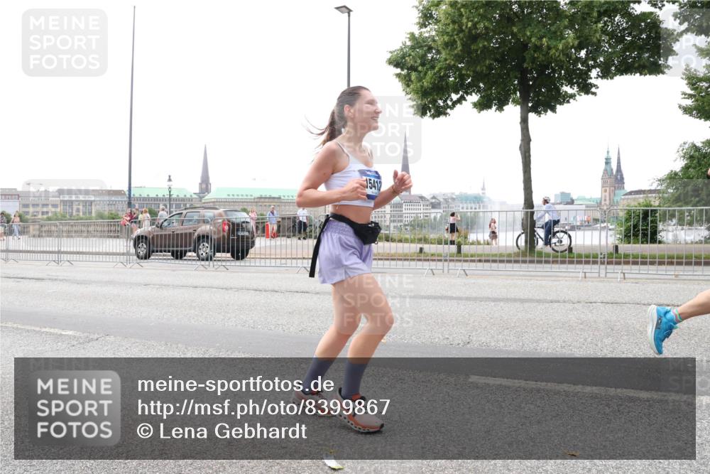29.06.2025 - hella hamburg halbmarathon Lena Gebhardt http://msf.ph/oto/8399867 29.06.2025 10:49:53 Lombardsbrücke 15412, 1040, 1041, 1487, 1511, 1625, 1805, 1888, 2212, 2466, 2668, 2862, 2997, 3183, 3383, 3701, 3943, 4090, 4769, 4870, 5076, 5552, 5694, 5749, 5751, 6191, 6694, 7305, 7339, 7366, 7650, 7679, 7721, 7722, 8065, 8254, 9015, 9162, 9261, 9605, 9940, 10060, 10403, 10617, 10683, 10704, 11030, 11558, 11631, 11760, 12124, 12388, 13127, 13128, 13309, 13381, 13744, 13764, 14505, 14545, 14692, 15626 meine-sportfotos.de