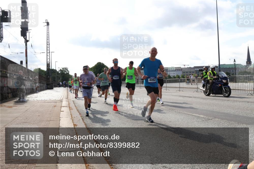 29.06.2025 - hella hamburg halbmarathon Lena Gebhardt http://msf.ph/oto/8399882 29.06.2025 09:48:52 Lombardsbrücke 14820, 17078, 8002, 1800, 4062, 13372, 1042, 1290, 1505, 1571, 1600, 1603, 1710, 2262, 2399, 2707, 2797, 3480, 3547, 4062, 4359, 4381, 5003, 5124, 5307, 5554, 5709, 6037, 6047, 6993, 7152, 7154, 7310, 7482, 7743, 7884, 7981, 8002, 8121, 8571, 9403, 9640, 9643, 10190, 10404, 10451, 10738, 10852, 10877, 11106, 11177, 11423, 11447, 12044, 12051, 12088, 12091, 12168, 12488, 12739, 12916, 13064, 13137, 13372, 13483, 13755, 13940, 13975, 14075, 14603, 15931 meine-sportfotos.de
