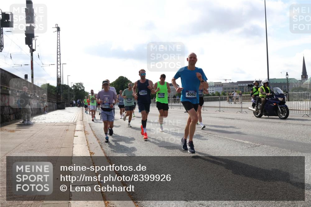 29.06.2025 - hella hamburg halbmarathon Lena Gebhardt http://msf.ph/oto/8399926 29.06.2025 09:48:52 Lombardsbrücke 14820, 17078, 4062, 372, 8002, 18004, 1042, 1290, 1505, 1571, 1600, 1603, 1710, 2262, 2399, 2707, 2797, 3480, 3547, 4062, 4359, 4381, 5003, 5124, 5307, 5554, 5709, 6037, 6047, 6993, 7152, 7154, 7310, 7482, 7743, 7884, 7981, 8002, 8121, 8571, 9403, 9640, 9643, 10190, 10404, 10451, 10738, 10852, 10877, 11106, 11177, 11423, 11447, 12044, 12051, 12088, 12091, 12168, 12488, 12739, 12916, 13064, 13137, 13372, 13483, 13755, 13940, 13975, 14075, 14603, 15931 meine-sportfotos.de