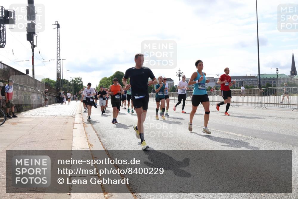29.06.2025 - hella hamburg halbmarathon Lena Gebhardt http://msf.ph/oto/8400229 29.06.2025 10:16:04 Lombardsbrücke 8554, 784, 15889, 1170, 1156, 1308, 1651, 2071, 2076, 2165, 2436, 2803, 2835, 2989, 3134, 3167, 3648, 4007, 4466, 4492, 4494, 4583, 4637, 4828, 5046, 5294, 5423, 6376, 6576, 7897, 7941, 7942, 8169, 8274, 8554, 8746, 8885, 9192, 9601, 9675, 9784, 9802, 9881, 10107, 10108, 10183, 10292, 10608, 10844, 10990, 11113, 11303, 11344, 11345, 11478, 11774, 11783, 11818, 12427, 12469, 13179, 13818, 13951, 14423, 14550, 14552, 15307 meine-sportfotos.de