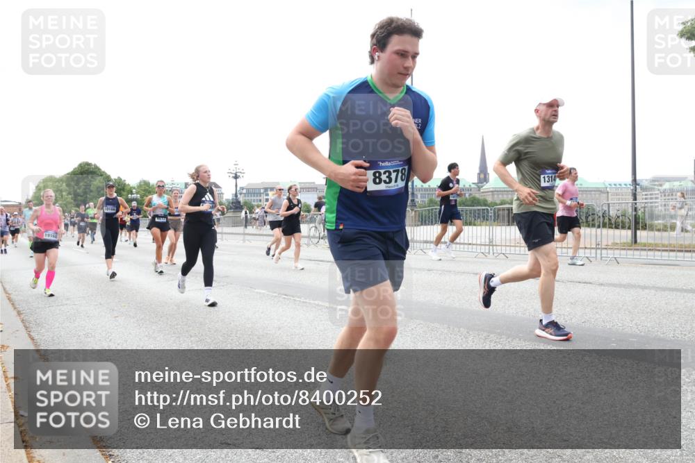 29.06.2025 - hella hamburg halbmarathon Lena Gebhardt http://msf.ph/oto/8400252 29.06.2025 10:40:43 Lombardsbrücke 19168, 10166, 4614, 8378, 1314, 1018, 1037, 1075, 1323, 2042, 2109, 2173, 2206, 2299, 2515, 2762, 2763, 2858, 3121, 3293, 3295, 3306, 3432, 3694, 3810, 4044, 4234, 4411, 4530, 4612, 4756, 4774, 4775, 4906, 4972, 5059, 5113, 5351, 5352, 5702, 5753, 5975, 6076, 6098, 6163, 6229, 6278, 6280, 6289, 6363, 6463, 6673, 6842, 6866, 6876, 7108, 7174, 7293, 7675, 7850, 7956, 8053, 8054, 8307, 8378, 8391, 8429, 8430, 9009, 9237, 11053 meine-sportfotos.de