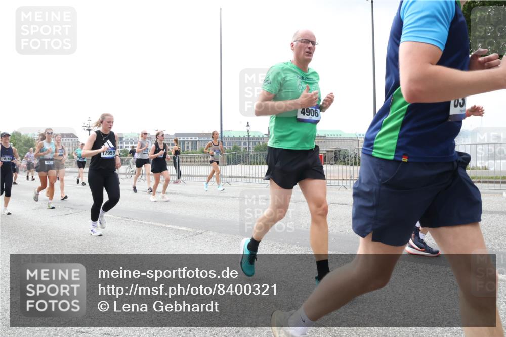 29.06.2025 - hella hamburg halbmarathon Lena Gebhardt http://msf.ph/oto/8400321 29.06.2025 10:40:44 Lombardsbrücke 10166, 4612, 17959, 4906, 3, 05, 1018, 1037, 1075, 1323, 2042, 2109, 2173, 2206, 2299, 2762, 2763, 2858, 3121, 3293, 3295, 3306, 3432, 3694, 3810, 4044, 4234, 4411, 4530, 4612, 4756, 4774, 4775, 4906, 4972, 5059, 5113, 5351, 5352, 5702, 5753, 5975, 6076, 6098, 6163, 6229, 6278, 6280, 6289, 6363, 6463, 6673, 6842, 7108, 7293, 7956, 8053, 8054, 8307, 8378, 8391, 8429, 8430, 9009, 9237, 10644, 11053 meine-sportfotos.de