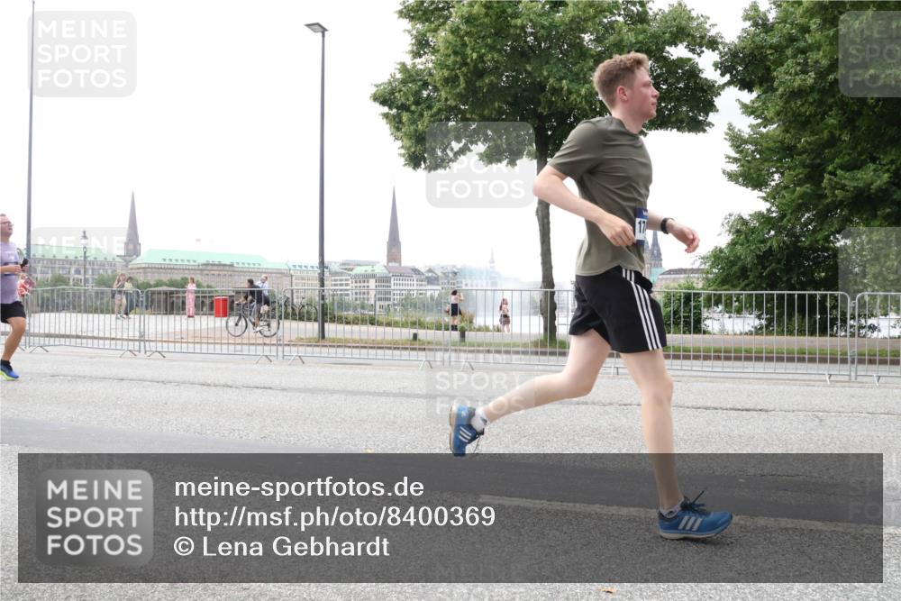29.06.2025 - hella hamburg halbmarathon Lena Gebhardt http://msf.ph/oto/8400369 29.06.2025 10:49:57 Lombardsbrücke 1040, 1041, 1487, 1511, 1625, 1805, 1888, 2212, 2466, 2668, 2862, 2997, 3701, 3943, 4090, 4870, 5076, 5552, 5694, 5749, 5751, 5997, 6191, 6694, 6830, 7305, 7339, 7366, 7679, 7721, 7722, 7755, 8065, 8254, 9015, 9162, 9605, 9940, 10060, 10403, 10617, 10683, 10704, 11030, 11631, 11716, 11760, 12079, 12124, 12388, 13127, 13128, 13309, 13381, 13744, 13764, 13846, 14505, 14545, 14692, 15626 meine-sportfotos.de