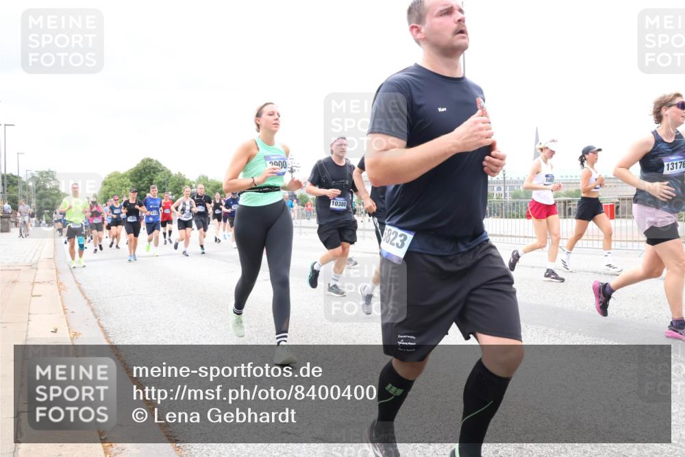 29.06.2025 - hella hamburg halbmarathon Lena Gebhardt http://msf.ph/oto/8400400 29.06.2025 10:58:03 Lombardsbrücke 2000, 10380, 823, 14457, 13176, 1001, 1123, 1242, 1248, 1265, 1388, 1845, 2015, 2043, 2169, 2273, 2275, 2451, 2567, 2900, 3191, 3644, 3936, 3954, 4059, 4117, 4429, 4521, 4830, 5104, 5632, 5676, 5736, 5782, 6316, 6337, 6825, 6916, 7172, 7193, 7262, 7556, 7617, 7664, 7720, 7783, 7977, 7990, 8076, 8159, 8439, 8440, 8441, 8442, 8474, 8512, 8708, 8713, 8773, 8888, 9059, 9180, 9233, 9239, 9318, 9319, 9394, 9398, 9436, 9481, 9496, 9613, 9636, 9832 meine-sportfotos.de