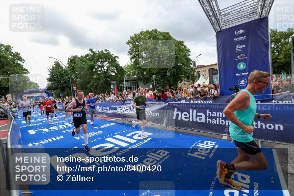 29.06.2025 - hella hamburg halbmarathon Zöllner http://msf.ph/oto/8400420 29.06.2025 10:37:08 Ziel 1385, 1411, 5315, 5923, 6123, 6458, 7482, 9178, 10738, 11120, 15261, 15410, 16992, 17024, 17125, 17658 meine-sportfotos.de
