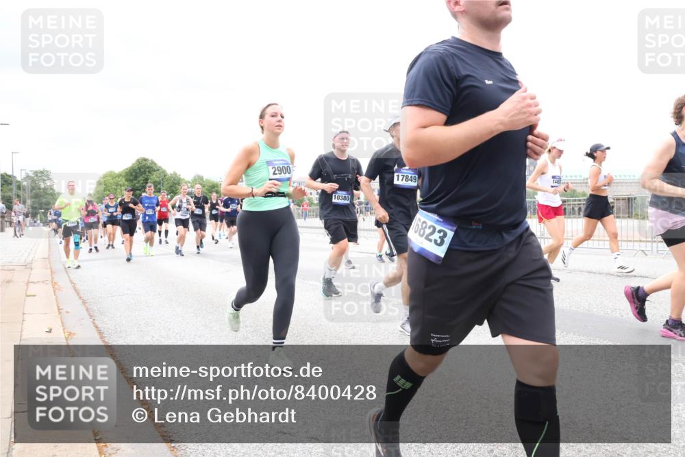 29.06.2025 - hella hamburg halbmarathon Lena Gebhardt http://msf.ph/oto/8400428 29.06.2025 10:58:03 Lombardsbrücke 2900, 10380, 17849, 6823, 14453, 1001, 1123, 1242, 1248, 1265, 1388, 1845, 2015, 2043, 2169, 2273, 2275, 2451, 2567, 2900, 3191, 3644, 3936, 3954, 4059, 4117, 4429, 4521, 4830, 5104, 5632, 5676, 5736, 5782, 6316, 6337, 6825, 6916, 7172, 7193, 7262, 7556, 7617, 7664, 7720, 7783, 7977, 7990, 8076, 8159, 8439, 8440, 8441, 8442, 8474, 8512, 8708, 8713, 8773, 8888, 9059, 9180, 9233, 9239, 9318, 9319, 9394, 9398, 9436, 9481, 9496, 9613, 9636, 9832 meine-sportfotos.de