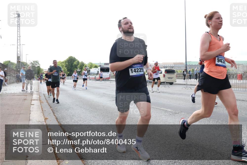 29.06.2025 - hella hamburg halbmarathon Lena Gebhardt http://msf.ph/oto/8400435 29.06.2025 10:03:15 Lombardsbrücke 12169, 14225, 943, 1114, 1135, 1138, 1161, 1414, 1450, 1482, 1885, 2594, 2619, 2780, 2782, 2810, 3572, 3630, 4204, 4307, 4511, 4613, 4665, 4904, 5464, 6208, 6217, 6391, 6453, 6815, 6997, 7210, 7211, 7277, 7278, 7279, 7290, 7706, 7935, 8481, 8483, 8614, 9439, 9453, 10824, 11556, 11935, 12169, 12177, 12211, 12212, 12377, 12422, 12843, 12908, 13036, 13474, 13664, 13732, 13857, 13874, 13976, 14224, 15539, 16371, 17226, 18028 meine-sportfotos.de