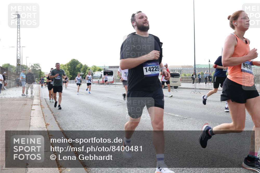 29.06.2025 - hella hamburg halbmarathon Lena Gebhardt http://msf.ph/oto/8400481 29.06.2025 10:03:15 Lombardsbrücke 2169, 3517, 14225, 702, 9439, 1114, 1135, 1138, 1161, 1414, 1450, 1482, 1885, 2594, 2619, 2780, 2782, 2810, 3572, 3630, 4204, 4307, 4511, 4613, 4665, 4904, 5464, 6208, 6217, 6391, 6453, 6815, 6997, 7210, 7211, 7277, 7278, 7279, 7290, 7706, 7935, 8481, 8483, 8614, 9439, 9453, 10824, 11556, 11935, 12169, 12177, 12211, 12212, 12377, 12422, 12843, 12908, 13036, 13474, 13664, 13732, 13857, 13874, 13976, 14224, 15539, 16371, 17226, 18028 meine-sportfotos.de