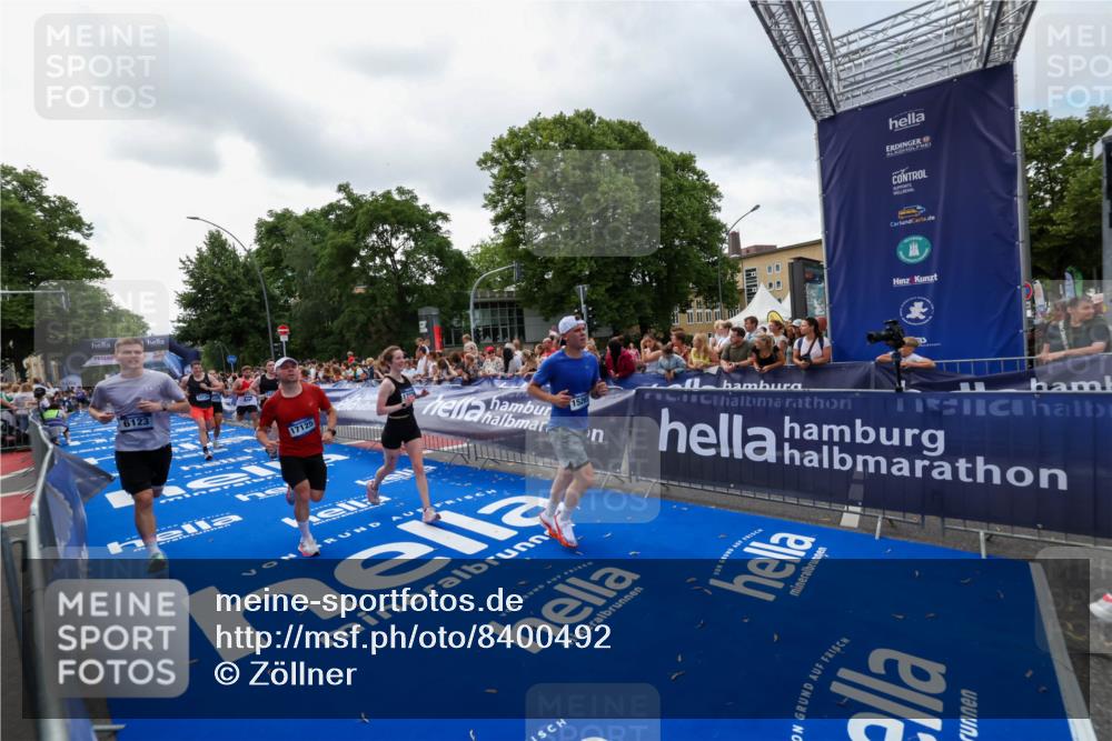29.06.2025 - hella hamburg halbmarathon Zöllner http://msf.ph/oto/8400492 29.06.2025 10:37:09 Ziel 1385, 1411, 5923, 6123, 6458, 7482, 8362, 9178, 10738, 11120, 15261, 15410, 16992, 17024, 17125, 17658 meine-sportfotos.de