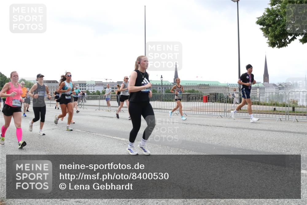 29.06.2025 - hella hamburg halbmarathon Lena Gebhardt http://msf.ph/oto/8400530 29.06.2025 10:40:45 Lombardsbrücke 19168, 10166, 4614, 1018, 1037, 1075, 1323, 2042, 2109, 2173, 2206, 2299, 2762, 2763, 2858, 3121, 3293, 3295, 3306, 3432, 3694, 3810, 4044, 4234, 4411, 4530, 4612, 4774, 4775, 4906, 4972, 5059, 5702, 5753, 5975, 6076, 6098, 6163, 6229, 6278, 6280, 6289, 6363, 6463, 6673, 6842, 7108, 7293, 7956, 8053, 8054, 8307, 8378, 8391, 8429, 8430, 9009, 9237, 10644, 11053 meine-sportfotos.de