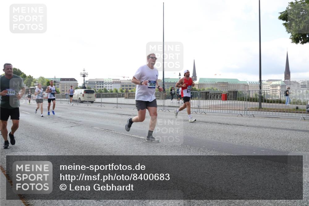 29.06.2025 - hella hamburg halbmarathon Lena Gebhardt http://msf.ph/oto/8400683 29.06.2025 10:03:16 Lombardsbrücke 2169, 3572, 1114, 1135, 1138, 1161, 1414, 1450, 1482, 1885, 2594, 2619, 2780, 2782, 2810, 3572, 3630, 4204, 4307, 4511, 4613, 4665, 4904, 5464, 6208, 6217, 6391, 6453, 6815, 6997, 7210, 7211, 7277, 7278, 7279, 7290, 7706, 7935, 8481, 8483, 8614, 9439, 9453, 10824, 11556, 11935, 12169, 12177, 12211, 12212, 12377, 12422, 12843, 12908, 13036, 13474, 13664, 13732, 13857, 13874, 13976, 14224, 15539, 16371, 17226, 18028 meine-sportfotos.de